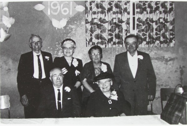 Ben and Barbara Daku seated in front at their 60th wedding anniversary, 1962, with four people standing behind them.