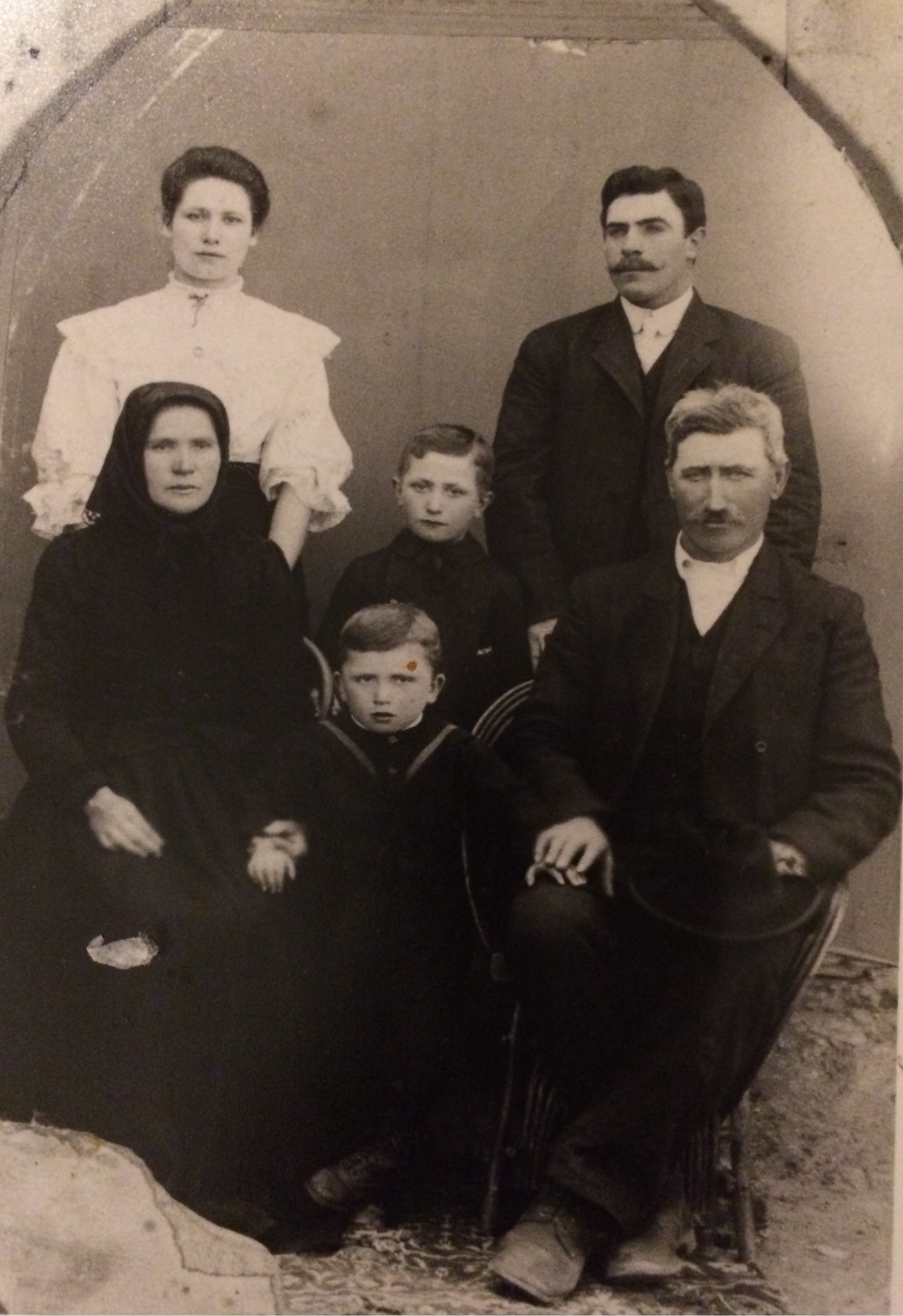 Fonagy family photograph with Bálint and Borbála Daku, about 1912.