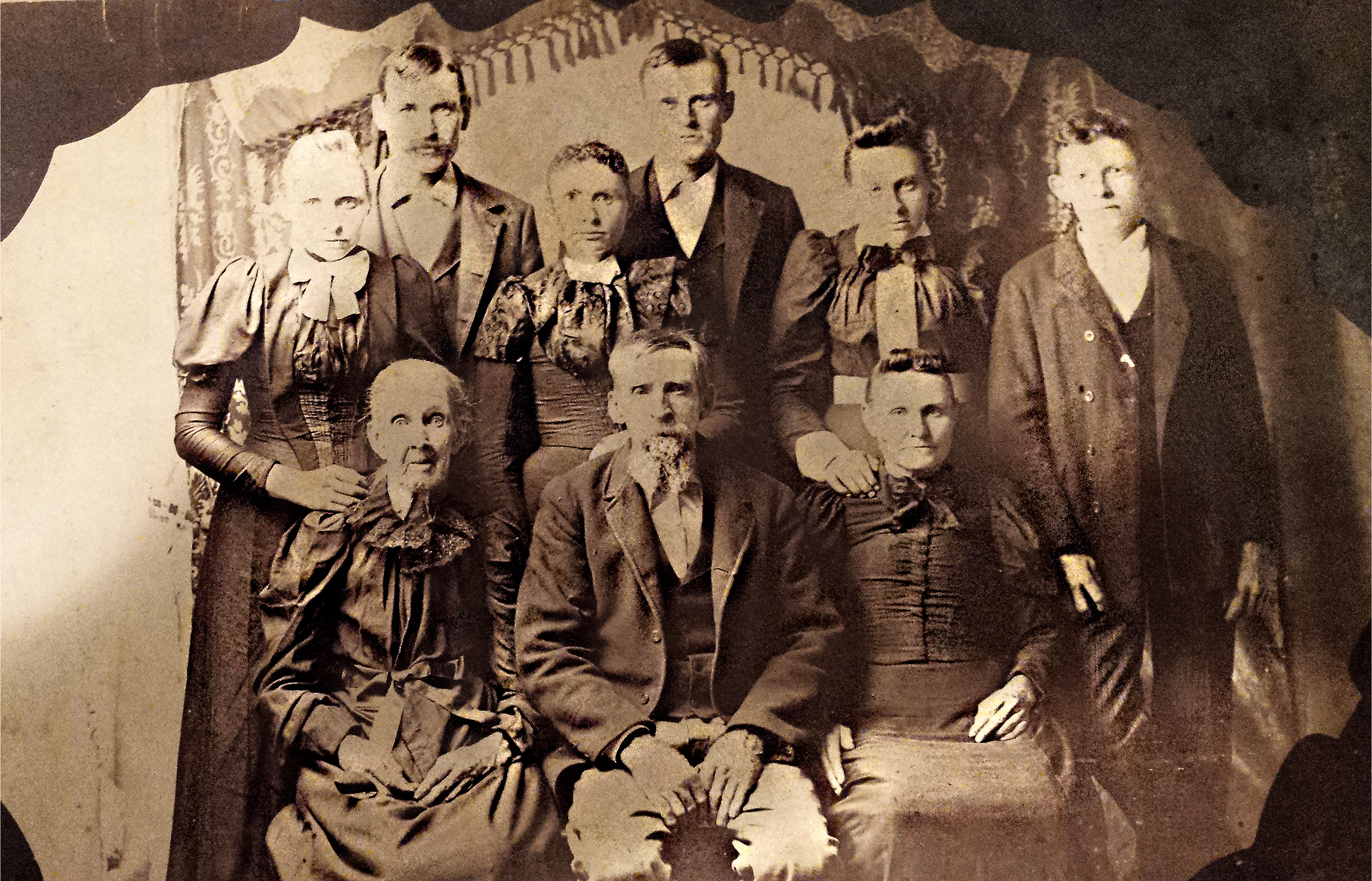 Group portrait of the Rippey family, about 1900.