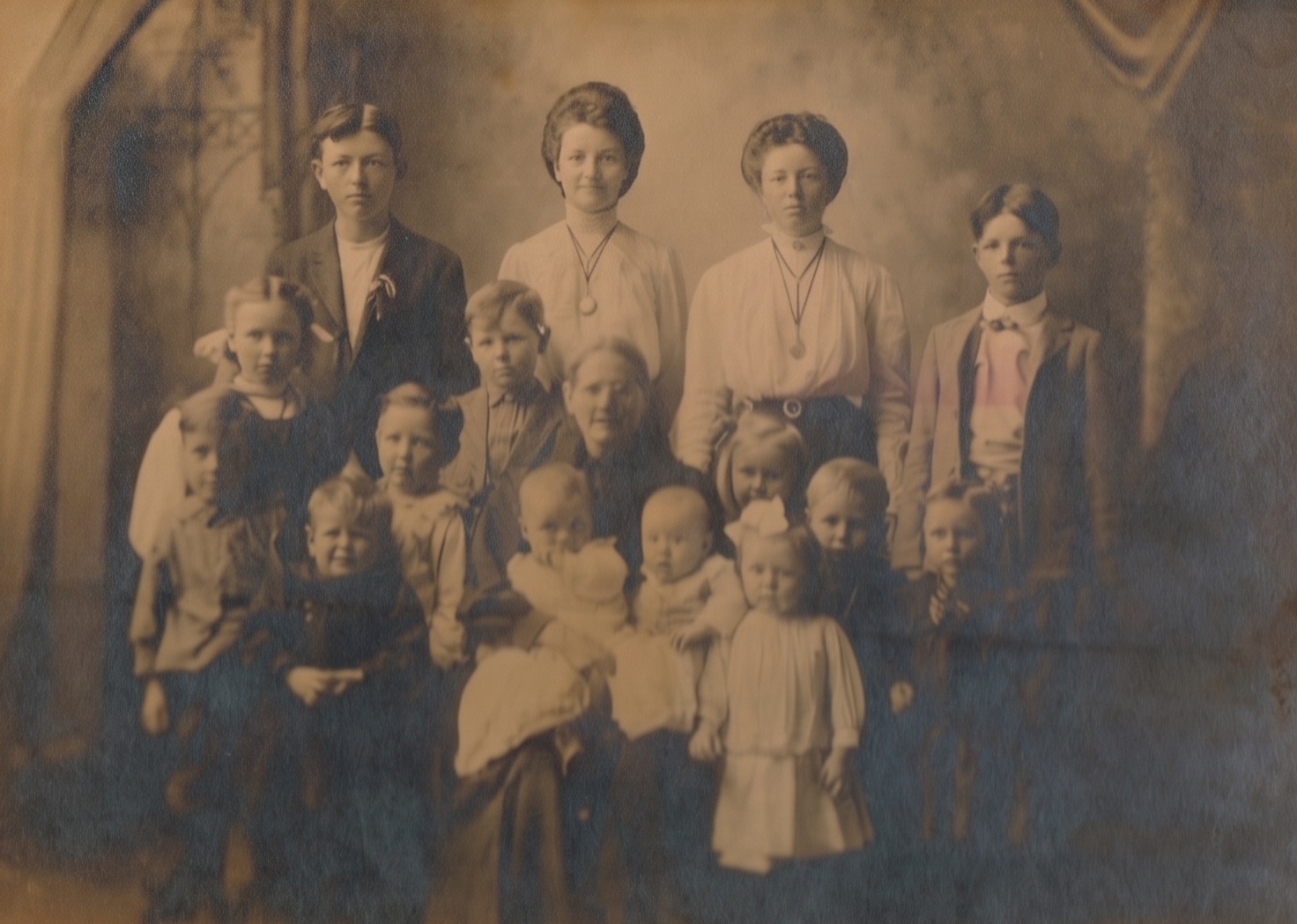 Studio portrait of Telitha Elizabeth Thomas Nicholson with fifteen grandchildren in 1908.